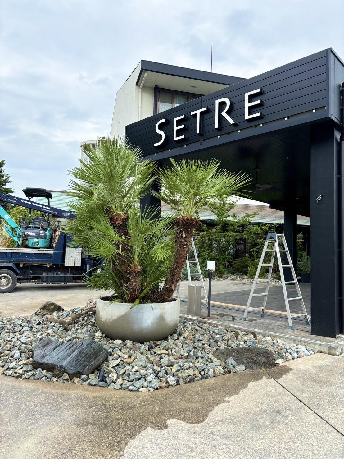 I was given the responsibility of the hotel’s planting　スライダー画像